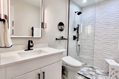 Ejemplo de cuarto de baño único y flotante actual con armarios con paneles lisos, puertas de armario blancas, bidé, baldosas y/o azulejos blancos, aseo y ducha, encimera de cuarcita y encimeras blancas