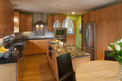Kitchen - modern kitchen idea in Atlanta