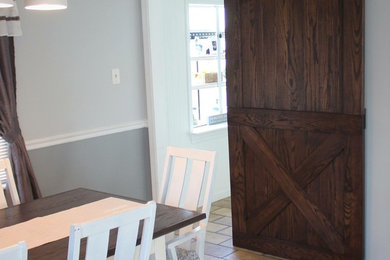 Example of a country living room design in St Louis