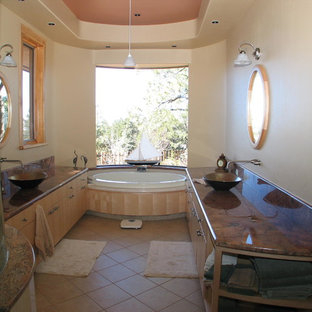 Ispirazione per una grande stanza da bagno padronale minimalista con ante lisce, ante in legno chiaro, vasca da incasso, doccia ad angolo, pavimento in gres porcellanato, lavabo a bacinella, top in granito, porta doccia a battente e top rosso