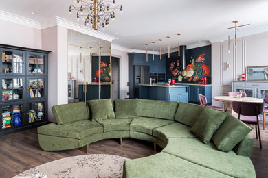 Источник вдохновения для домашнего уюта: открытая, объединенная гостиная комната в стиле неоклассика (современная классика) с розовыми стенами, темным паркетным полом и коричневым полом