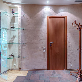 モスクワのトランジショナルスタイルのおしゃれな玄関の写真