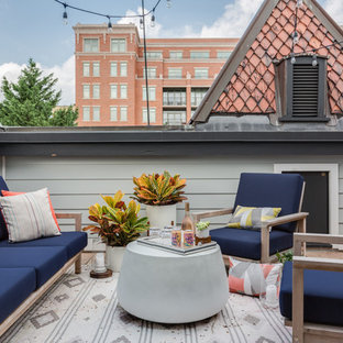 ワシントンD.C.のエクレクティックスタイルのおしゃれな屋上のデッキ (コンテナガーデン、日よけなし) の写真