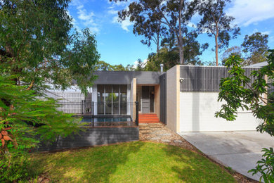 Mid-sized modern house exterior in Brisbane.
