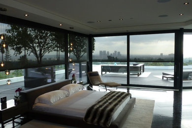 Example of a minimalist bedroom design in Los Angeles
