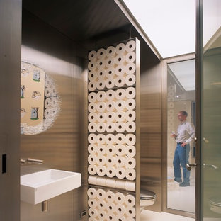 Ispirazione per un bagno di servizio design con lavabo sospeso e piastrelle in metallo