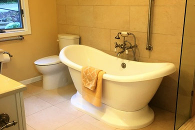 Modelo de cuarto de baño clásico de tamaño medio