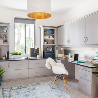 Exempel på ett modernt hemmabibliotek, med vita väggar, heltäckningsmatta, ett inbyggt skrivbord och grått golv
