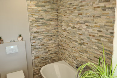 Exemple d'une salle de bain chic avec des carreaux en allumettes.