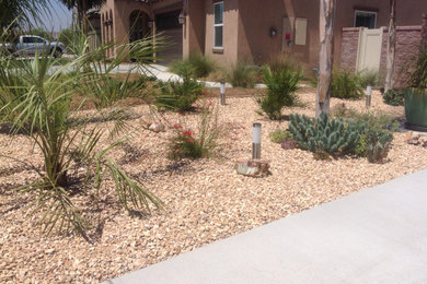Inspiration for a southwestern drought-tolerant, desert and full sun front yard gravel landscaping in Los Angeles for winter.