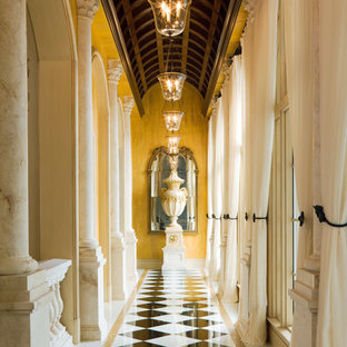 Bild på en vintage hall, med gula väggar