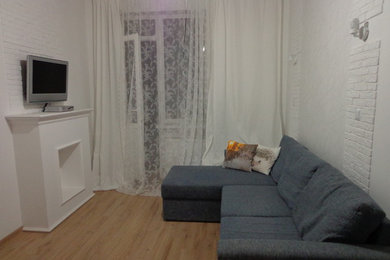 Идея дизайна: маленькая гостиная комната в средиземноморском стиле с телевизором на стене для на участке и в саду