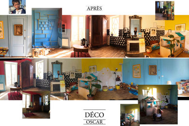 Cette photo montre une grande chambre d'enfant de 4 à 10 ans avec un mur multicolore, parquet foncé et un sol marron.