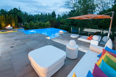 Inspiration for a contemporary patio remodel in Toronto