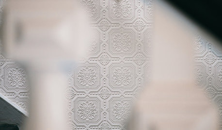 Hässliche Tapeten verdecken – 8 Tipps und Tricks