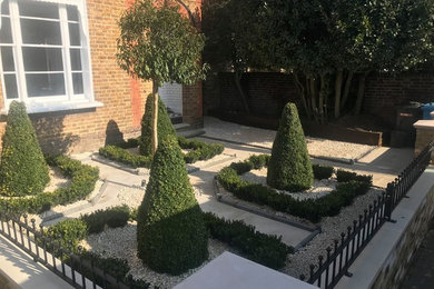 Inspiration for a contemporary garden in Berkshire.