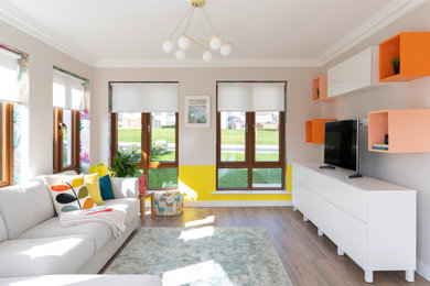 Diseño de salón cerrado contemporáneo de tamaño medio con paredes beige, suelo de baldosas de porcelana, televisor independiente, suelo marrón y panelado
