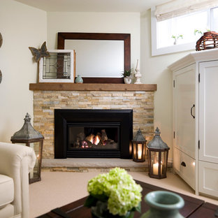 トロントのトラディショナルスタイルのおしゃれな地下室 (コーナー設置型暖炉) の写真