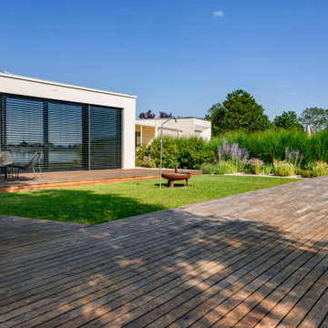 Moderner Seegarten mit großzügiger Holzterrasse