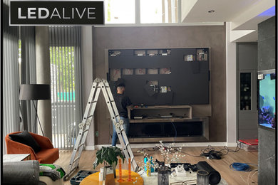 Foto de sala de estar minimalista grande con televisor colgado en la pared