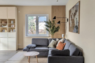 Großes, Offenes Skandinavisches Wohnzimmer mit beiger Wandfarbe und Holzwänden in Berlin