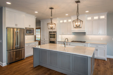 Kitchen - transitional kitchen idea in Milwaukee