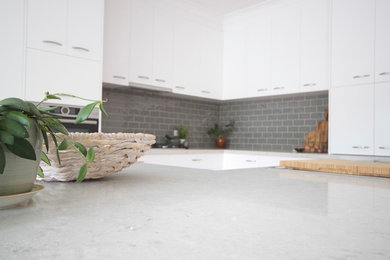 This is an example of a contemporary kitchen in Melbourne.