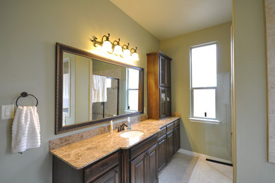 Elegant bathroom photo in Dallas