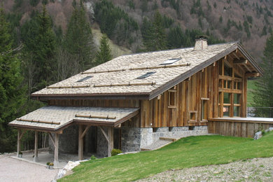 Idée de décoration pour une façade de maison chalet.