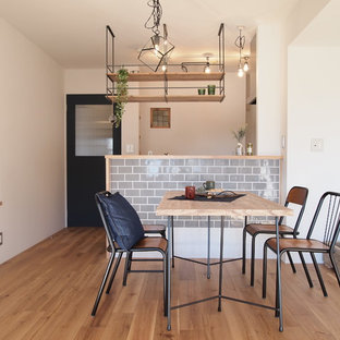 名古屋のインダストリアルスタイルのLDKの画像 (白い壁、淡色無垢フローリング、茶色い床)