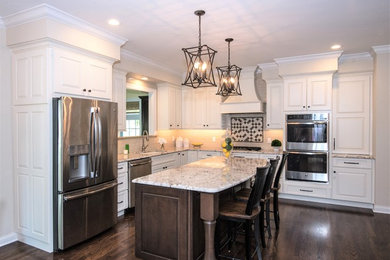Kitchen - transitional kitchen idea in St Louis