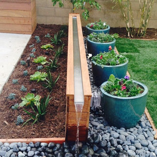 オレンジカウンティの中サイズのコンテンポラリースタイルのおしゃれな裏庭のテラス (コンクリート敷き	、日よけなし) の写真