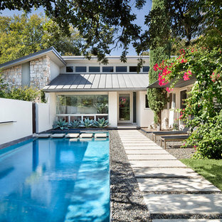 オースティンの中サイズの長方形コンテンポラリースタイルのおしゃれな前庭プール (砂利舗装) の写真