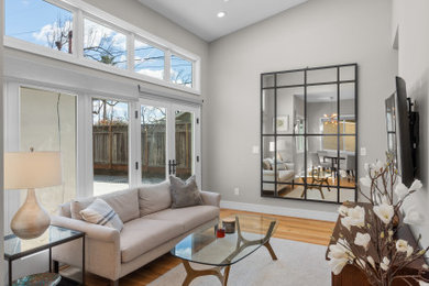 Minimalist living room photo in San Francisco