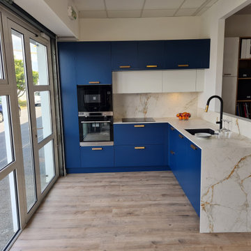 Cuisine Showroom bleu et marbre