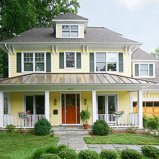 Idéer för ett mellanstort amerikanskt gult trähus, med två våningar och valmat tak
