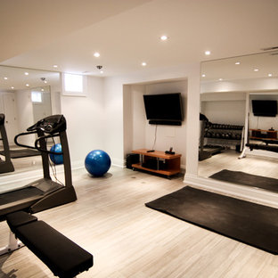 トロントの小さいトラディショナルスタイルのおしゃれな多目的ジム (白い壁、セラミックタイルの床) の写真