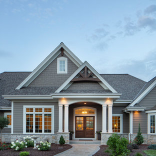 ミルウォーキーの中サイズの両開きドアおしゃれな玄関ドア (茶色い壁、濃色木目調のドア) の写真