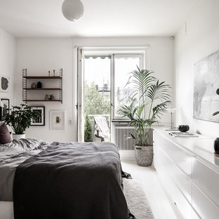 Foto på ett nordiskt sovrum, med vita väggar och vitt golv