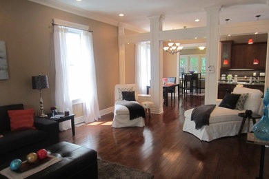 Example of a classic living room design in Toronto