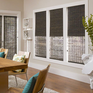 ブリッジポートの中サイズのアジアンスタイルのLDKの画像 (ベージュの壁、無垢フローリング、暖炉なし、茶色い床)