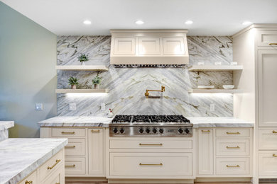 Foto de cocina clásica renovada con armarios estilo shaker, puertas de armario blancas, encimera de mármol, salpicadero de mármol y electrodomésticos de acero inoxidable