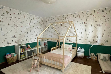 他の地域にあるお手頃価格の中くらいなコンテンポラリースタイルのおしゃれな子供部屋 (緑の壁、無垢フローリング、茶色い床、壁紙) の写真