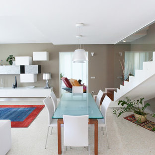 ヴェネツィアのコンテンポラリースタイルのLDKの画像 (茶色い壁)