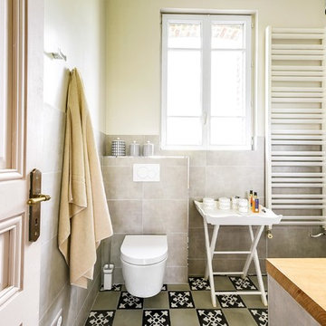 Une salle de bain aux couleurs naturelles et aux détails contrastés.