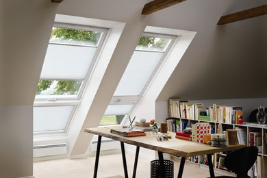 Mittelgroßes Modernes Arbeitszimmer mit Arbeitsplatz, weißer Wandfarbe, freistehendem Schreibtisch und beigem Boden in Düsseldorf