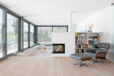 Offenes Modernes Wohnzimmer mit Eckkamin in Sonstige