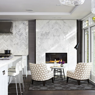 Inspiration för mellanstora moderna allrum med öppen planlösning, med ett finrum, vita väggar, mörkt trägolv, en bred öppen spis, en spiselkrans i sten och brunt golv