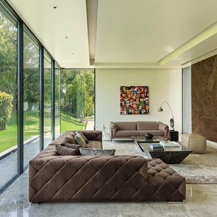 Foto på ett funkis vardagsrum, med vita väggar och grått golv