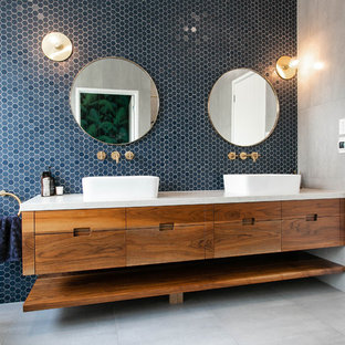 Bäder mit bodengleicher Dusche und blauen Fliesen Ideen, Design